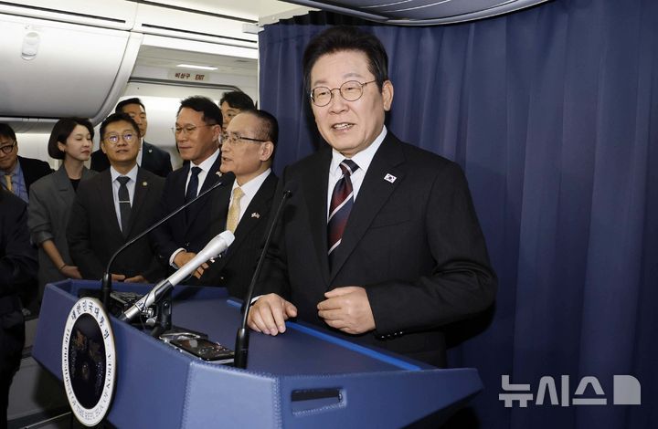 [워싱턴=뉴시스] 고범준 기자 = 이재명 대통령이 24일(현지 시간) 한일정상회담을 마치고 일본 도쿄에서 미국 워싱턴DC로 향하는 공군1호기에서 기내 기자간담회를 하고 있다. 2025.08.25. bjko@newsis.com
