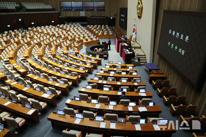 [서울=뉴시스] 김명년 기자 = 주진우 국민의힘 의원이 25일 오전 서울 여의도 국회 본회의에서 상법 일부개정법률안(2차 상법 개정안)에 대한 무제한토론(필리버스터)을 하고 있다. 2025.08.25. kmn@newsis.com