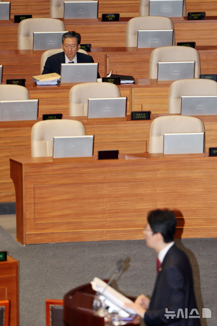 [서울=뉴시스] 김명년 기자 = 정성호 법무부 장관이 25일 오전 서울 여의도 국회 본회의에서 주진우 국민의힘 의원의 상법 일부개정법률안(2차 상법 개정안)에 대한 무제한토론(필리버스터)을 듣고 있다. 2025.08.25. kmn@newsis.com