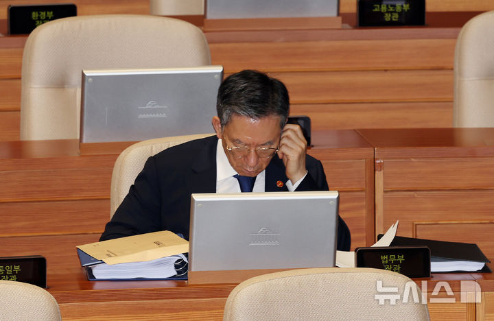[서울=뉴시스] 김명년 기자 = 정성호 법무부 장관이 지난 25일 오전 서울 여의도 국회 본회의에서 주진우 국민의힘 의원의 상법 일부개정법률안(2차 상법 개정안)에 대한 무제한토론(필리버스터)을 듣던 중 얼굴을 만지고 있다. 2025.08.25. kmn@newsis.com