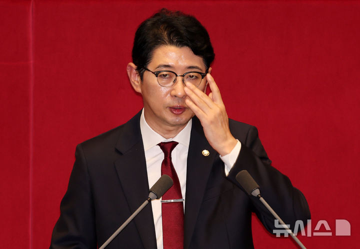 [서울=뉴시스] 김명년 기자 = 주진우 국민의힘 의원이 25일 오전 서울 여의도 국회 본회의에서 상법 일부개정법률안(2차 상법 개정안)에 대한 무제한토론(필리버스터)을 하고 있다. 2025.08.25. kmn@newsis.com