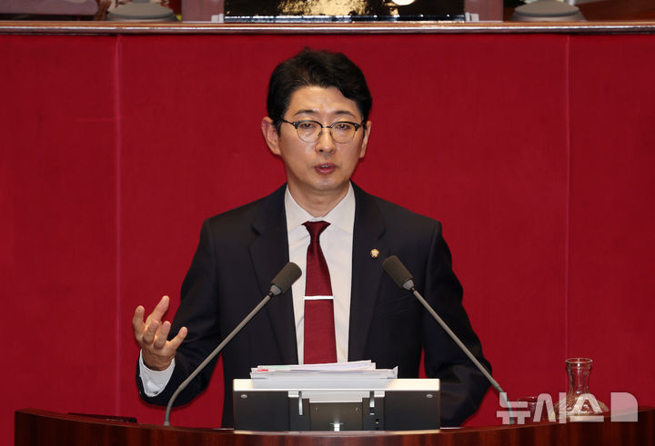 [서울=뉴시스] 김명년 기자 = 주진우 국민의힘 의원이 25일 오전 서울 여의도 국회 본회의에서 상법 일부개정법률안(2차 상법 개정안)에 대한 무제한토론(필리버스터)을 하고 있다. 2025.08.25. kmn@newsis.com