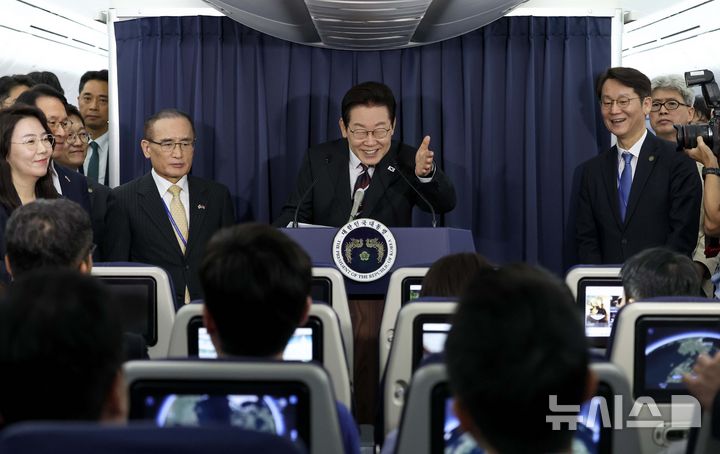 [워싱턴=뉴시스] 고범준 기자 = 이재명 대통령이 24일(현지 시간) 한일정상회담을 마치고 일본 도쿄에서 미국 워싱턴DC로 향하는 공군1호기에서 기내 기자간담회를 하고 있다. 2025.08.25. bjko@newsis.com