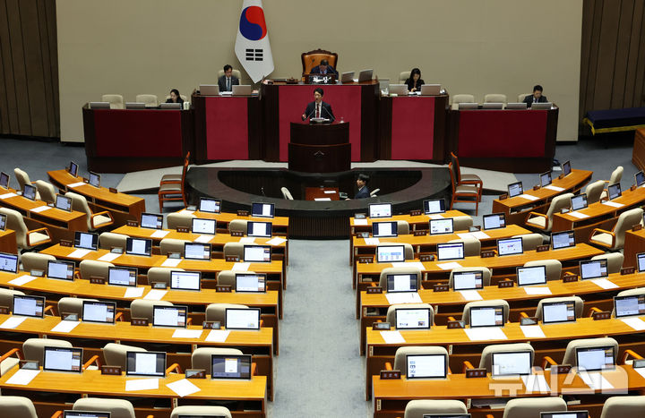 [서울=뉴시스] 김명년 기자 = 주진우 국민의힘 의원이 25일 오전 서울 여의도 국회 본회의에서 상법 일부개정법률안(2차 상법 개정안)에 대한 무제한토론(필리버스터)을 하고 있다. 2025.08.25. kmn@newsis.com