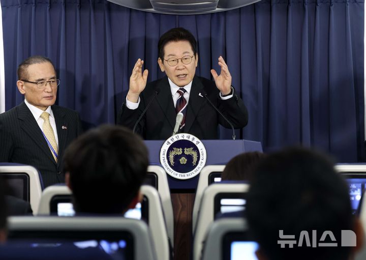 [워싱턴=뉴시스] 고범준 기자 = 이재명 대통령이 24일(현지 시간) 한일정상회담을 마치고 일본 도쿄에서 미국 워싱턴DC로 향하는 공군1호기에서 기내 기자간담회를 하고 있다. 2025.08.25. bjko@newsis.com