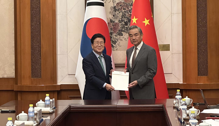 [서울=뉴시스] 추상철 기자 = 박병석 대통령 중국 특사단장이 24일(현지 시간) 중국 북경 조어대에서 왕이 중국 외교부장에게 대통령 친서를 전달하고 있다. (사진= 외교부 제공) 2025.08.25. photo@newsis.com *재판매 및 DB 금지