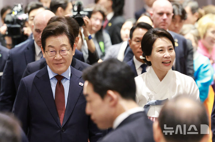 [워싱턴=뉴시스] 고범준 기자 = 이재명 대통령과 김혜경 여사가 24일(현지 시간) 미국 워싱턴DC의 한 호텔에서 열린 재미동포 만찬 간담회에 참석하고 있다. 2025.08.25. bjko@newsis.com