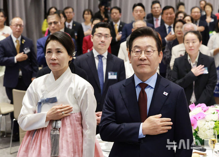 [워싱턴=뉴시스] 고범준 기자 = 이재명 대통령과 김혜경 여사가 24일(현지 시간) 미국 워싱턴DC의 한 호텔에서 열린 재미동포 만찬 간담회에서 참석자들과 국민의례를 하고 있다. 2025.08.25. bjko@newsis.com