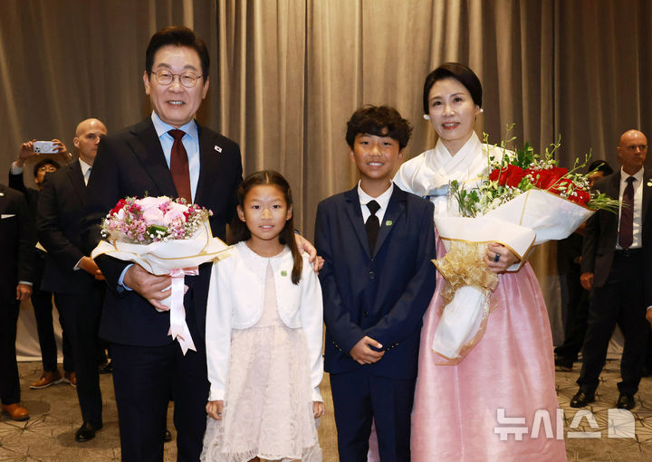 [워싱턴=뉴시스] 고범준 기자 = 이재명 대통령과 김혜경 여사가 24일(현지 시간) 미국 워싱턴DC의 한 호텔에서 열린 재미동포 만찬 간담회에서 화동과 기념촬영을 하고 있다. 2025.08.25. bjko@newsis.com