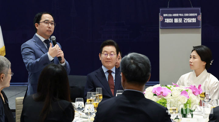 [워싱턴=뉴시스] 고범준 기자 = 이재명 대통령과 김혜경 여사가 지난 24일(현지 시간) 미국 워싱턴DC의 한 호텔에서 열린 재미동포 만찬 간담회에서 앤디 김 상원의원의 건배사를 듣고 있다. 2025.08.25. bjko@newsis.com