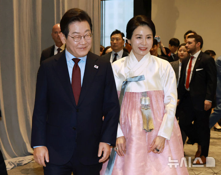 [워싱턴=뉴시스] 고범준 기자 = 이재명 대통령과 김혜경 여사가 24일(현지 시간) 미국 워싱턴DC의 한 호텔에서 열린 재미동포 만찬 간담회에 입장하고 있다. 2025.08.25. bjko@newsis.com