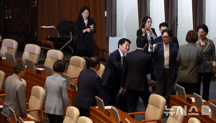 [서울=뉴시스] 김금보 기자 = 안철수 국민의힘 의원이 25일 오전 서울 여의도 국회에서 열린 제428회국회(임시회) 2차 본회의에서 상법 일부개정법률안 반대 무제한토론을 마친 주진우 의원에게 악수를 청하고 있다. 2025.08.25. kgb@newsis.com