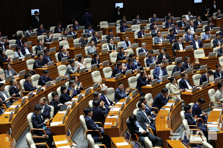 [서울=뉴시스] 김명년 기자 = 더불어민주당 의원들이 25일 오전 서울 여의도 국회 본회의에서 상법 일부개정법률안(2차 상법 개정안)이 통과되자 박수치고 있다. 2025.08.25. kmn@newsis.com