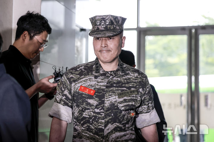 [서울=뉴시스] 정병혁 기자 = 박정훈 해병대수사단장이 25일 서울 서초구 순직 해병특검에 조사를 받기 위해 출석하고 있다. 2025.08.25. jhope@newsis.com