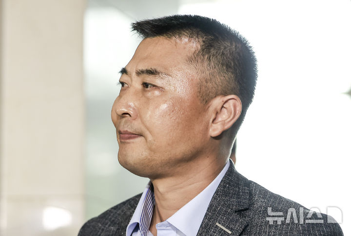 [서울=뉴시스] 정병혁 기자 = 박상현 전 해병대 1사단 7여단장이 25일 서울 서초구 순직 해병특검에 조사를 받기 위해 출석하고 있다. 2025.08.25. jhope@newsis.com