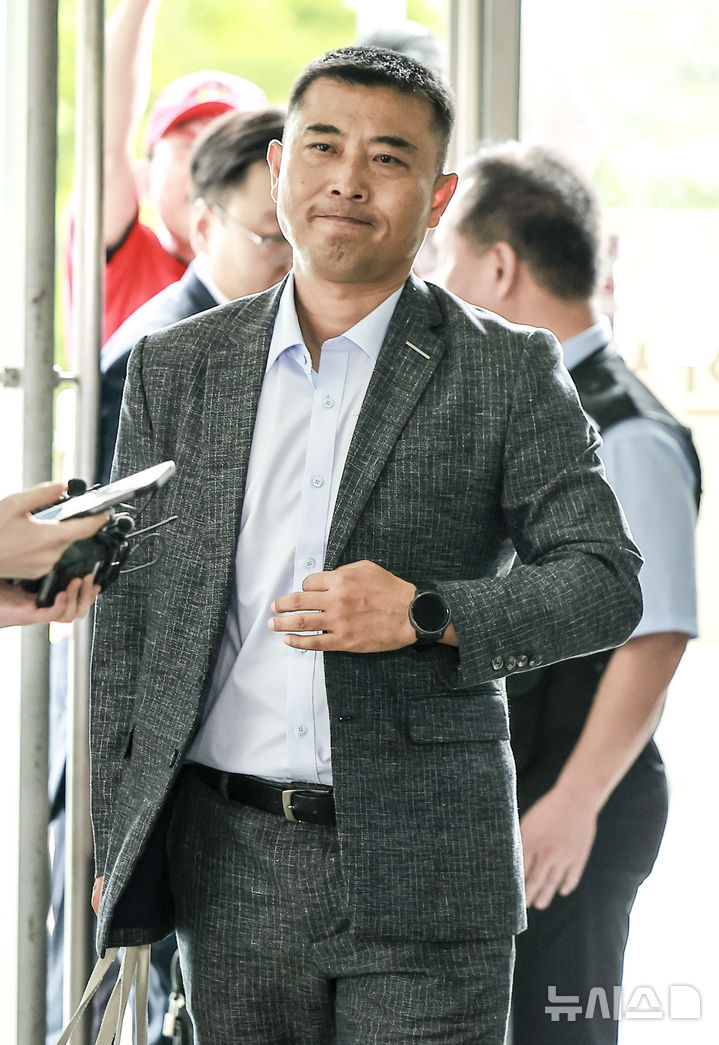 [서울=뉴시스] 정병혁 기자 = 박상현 전 해병대 1사단 7여단장이 지난달 25일 서울 서초구 순직 해병특검에 조사를 받기 위해 출석하고 있다. 2025.08.25. jhope@newsis.com