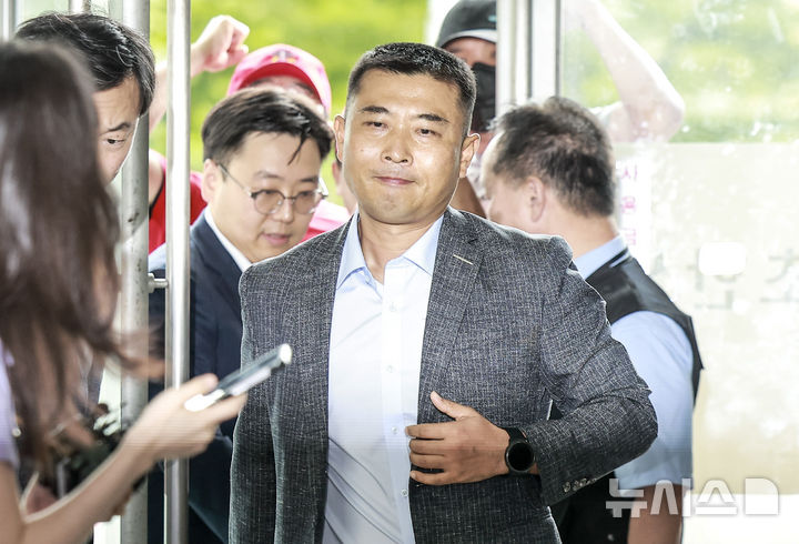 [서울=뉴시스] 정병혁 기자 = 박상현 전 해병대 1사단 7여단장이 25일 서울 서초구 순직 해병특검에 조사를 받기 위해 출석하고 있다. 2025.08.25. jhope@newsis.com