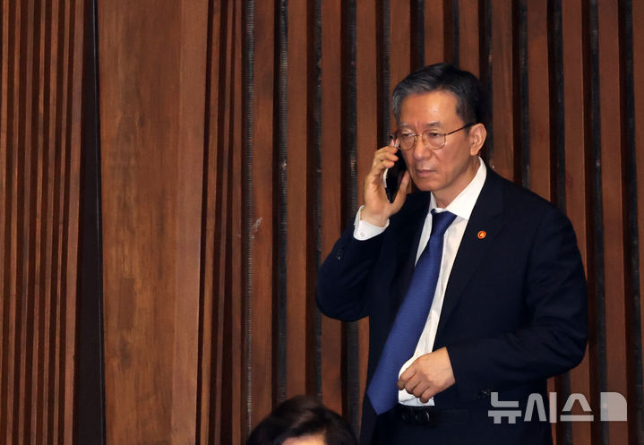 [서울=뉴시스] 김명년 기자 = 정성호 법무부 장관이 25일 오전 서울 여의도 국회 본회의에서 퉁화를 하고 있다. 2025.08.25. kmn@newsis.com