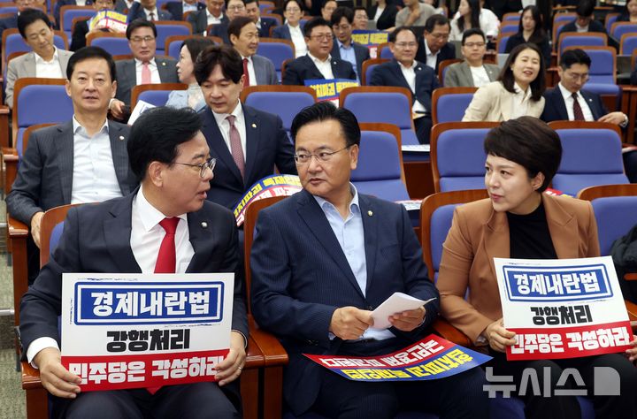 [서울=뉴시스] 조성봉 기자 = 송언석 국민의힘 비상대책위원장 겸 원내대표가 25일 오전 서울 여의도 국회에서 열린 의원총회에서 유상범 원내운영수석부대표, 김은혜(오른쪽) 원내정책수석부대표와 대화하고 있다. 2025.08.25. suncho21@newsis.com