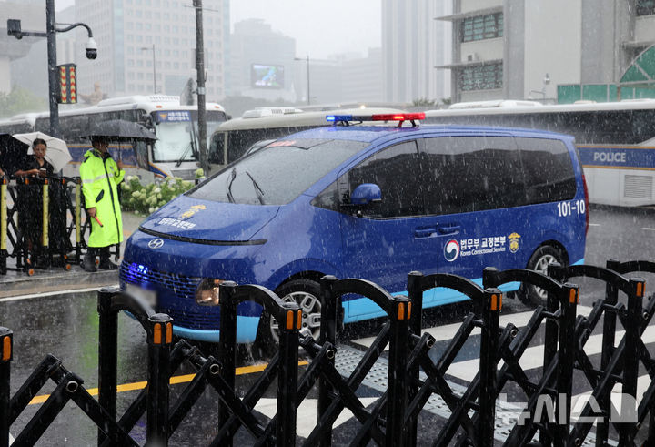 [서울=뉴시스] 김진아 기자 = '건진법사' 전성배 씨를 태운 호송차가 25일 김 여사 관련 의혹들을 수사하는 민중기 특별검사팀 사무실이 마련된 서울 종로구 KT광화문 West빌딩으로 들어가고 있다. 2025.08.25. bluesoda@newsis.com