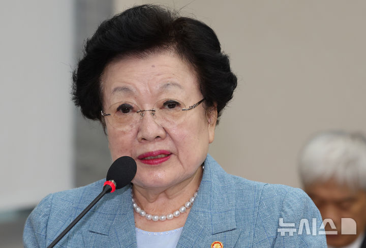 [서울=뉴시스] 김명년 기자 = 이배용 국가교육위원장이 지난 25일 서울 여의도 국회 교육위원회 전체회의에서 발언하고 있다. 2025.08.28. kmn@newsis.com