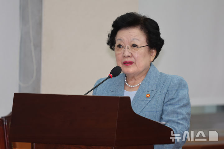 [서울=뉴시스] 김명년 기자 = 이배용 국가교육위원장이 지난달 25일 서울 여의도 국회 교육위원회 전체회의에서 발언하는 모습 2025.08.25. kmn@newsis.com