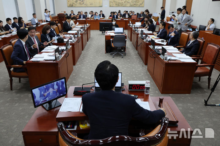 [서울=뉴시스] 김명년 기자 = 25일 서울 여의도 국회 교육위원회 전체회의에서 김영호 위원장이 의사봉을 두드리고 있다. 2025.08.25. kmn@newsis.com