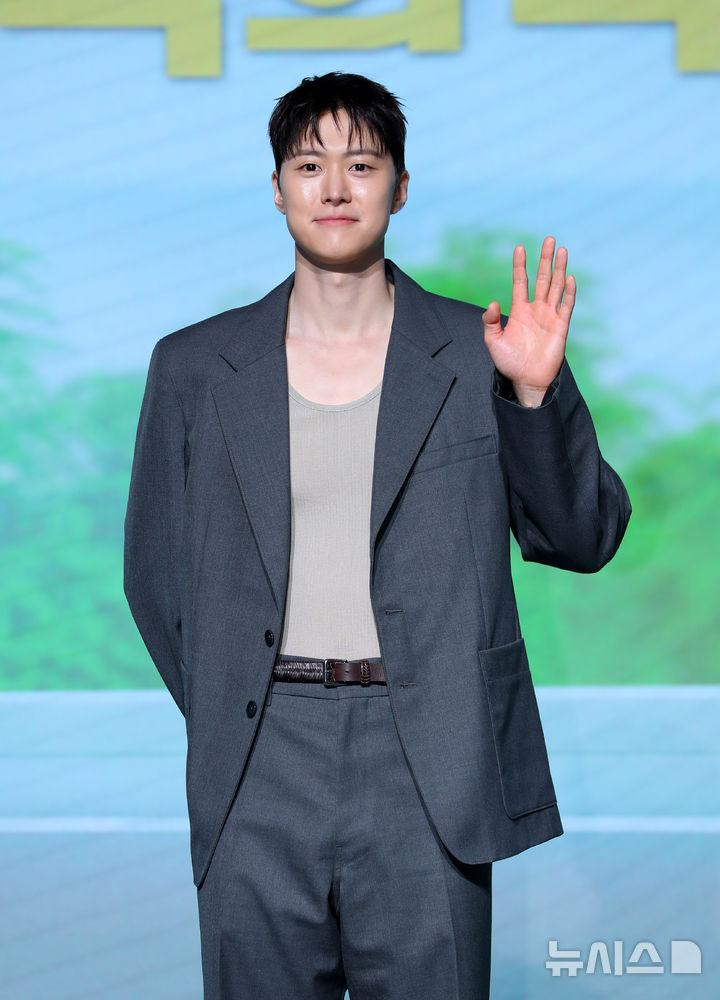 [서울=뉴시스] 김혜진 기자 = 배우 공명이 25일 오전 서울 마포구 호텔 나루에서 열린 넷플릭스 영화 '고백의 역사' 제작발표회에서 포즈를 취하고 있다. 2025.08.25. jini@newsis.com