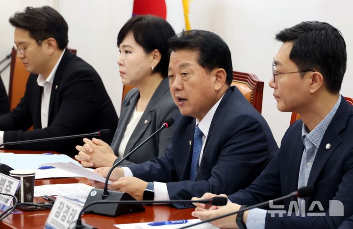 [서울=뉴시스] 조성봉 기자 = 장경태 더불어민주당 3대특검 종합대응특위 위원장이 25일 오전 서울 여의도 국회에서 열린 3대특검 종합대응특위 전체회의에서 발언을 하고 있다. 2025.08.25. suncho21@newsis.com