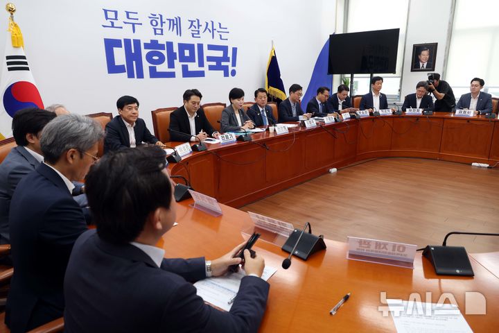 [서울=뉴시스] 조성봉 기자 = 전현희 더불어민주당 3대특검 종합대응특위 총괄위원장이 25일 오전 서울 여의도 국회에서 열린 3대특검 종합대응특위 전체회의에서 발언을 하고 있다.  2025.08.25. suncho21@newsis.com