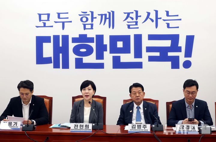 [서울=뉴시스] 조성봉 기자 = 전현희 3대특검 종합대응특위 총괄위원장이 25일 오전 서울 여의도 국회에서 열린 3대특검 종합대응특위 전체회의에서 발언을 하고 있다. 2025.08.25. suncho21@newsis.com