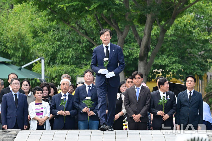 [김해=뉴시스] 차용현 기자 = 25일 오전 조국 전 조국혁신당 대표가 경남 김해시 봉화마을 고 노무현 전 대통령 묘역을 찾아 참배하고 있다. 2025.08.25.con@newsis.com