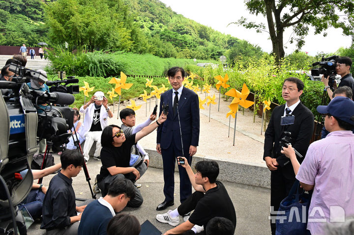 [김해=뉴시스] 차용현 기자 = 25일 오전 조국 전 조국혁신당 대표가 경남 김해시 봉화마을 고 노무현 전 대통령 묘역을 찾아 참배한 후 언론질문에 답하고 있다. 2025.08.25.con@newsis.com