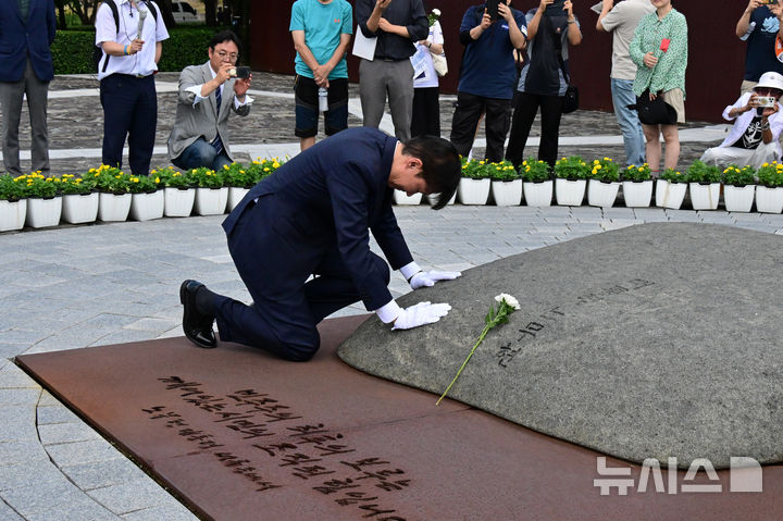 [김해=뉴시스] 차용현 기자 = 25일 오전 조국 전 조국혁신당 대표가 경남 김해시 봉화마을 고 노무현 전 대통령 묘역을 찾아 참배하고 있다. 2025.08.25.con@newsis.com
