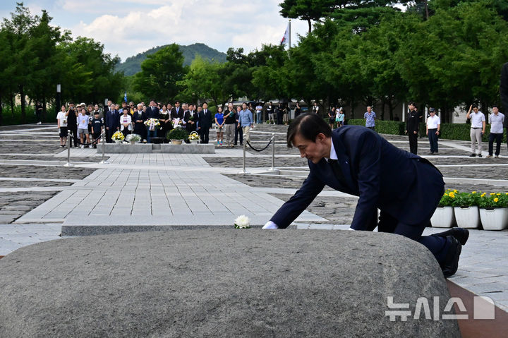 [김해=뉴시스] 차용현 기자 = 25일 오전 조국 전 조국혁신당 대표가 경남 김해시 봉화마을 고 노무현 전 대통령 묘역을 찾아 참배하고 있다. 2025.08.25.con@newsis.com