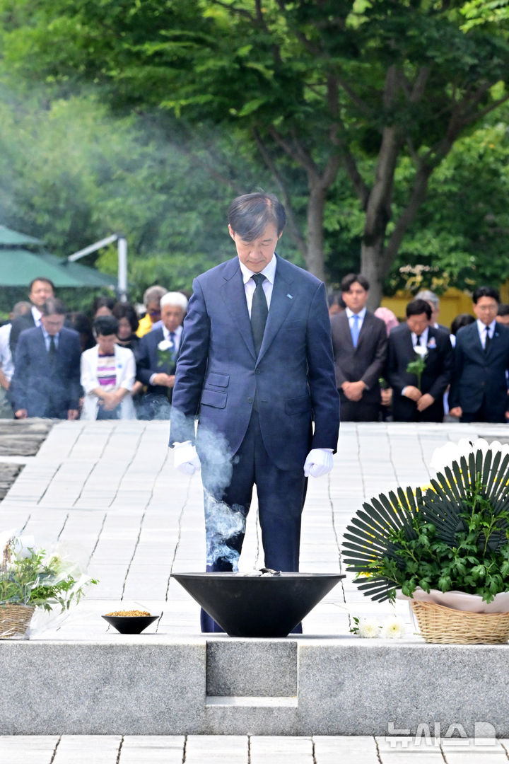 [김해=뉴시스] 차용현 기자 = 25일 오전 조국 전 조국혁신당 대표가 경남 김해시 봉화마을 고 노무현 전 대통령 묘역을 찾아 참배하고 있다. 2025.08.25.con@newsis.com