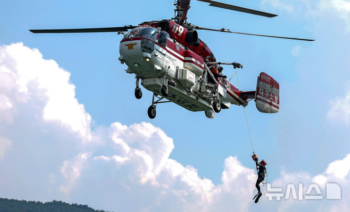 [세종=뉴시스] 소방헬기를 활용한 구조훈련이 실시되고 있다. (사진=뉴시스 DB).