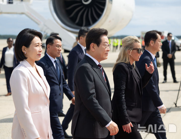 [워싱턴=뉴시스] 고범준 기자 = 한미 정상회담을 위해 미국을 방문한 이재명 대통령과 김혜경 여사가 24일(현지 시간) 워싱턴DC 앤드루스 공군기지에 도착해 이동하고 있다. (공동취재) 2025.08.25. bjko@newsis.com