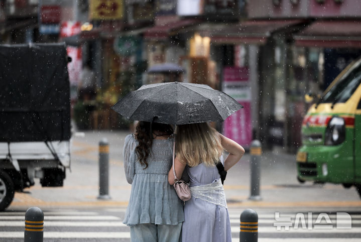 [서울=뉴시스] 정병혁 기자 = 25일 서울 종로구 종로3가역 인근에 비가 쏟아지고 있다. 2025.08.25. jhope@newsis.com