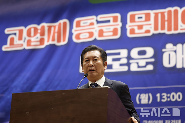 [서울=뉴시스] 김명년 기자 = 정청래 더불어민주당 대표가 25일 오후 서울 여의도 국회 의원회관에서 열린 제3회 고엽제 국회학술세미나에서 축사하고 있다. 2025.08.25. kmn@newsis.com