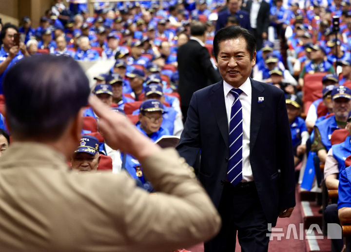 [서울=뉴시스] 김명년 기자 = 정청래 더불어민주당 대표가 25일 오후 서울 여의도 국회 의원회관에서 열린 제3회 고엽제 국회학술세미나에서 월남전 참전용사에게 경례받고 있다. 2025.08.25. kmn@newsis.com