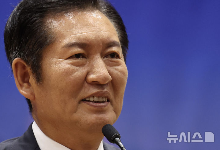 [서울=뉴시스] 김명년 기자 = 정청래 더불어민주당 대표가 25일 오후 서울 여의도 국회 의원회관에서 열린 제3회 고엽제 국회학술세미나에서 축사하고 있다. 2025.08.25. kmn@newsis.com