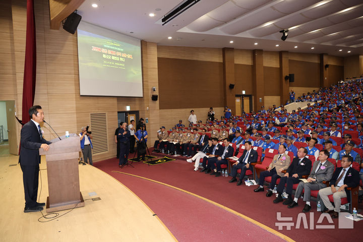 [서울=뉴시스] 김명년 기자 = 정청래 더불어민주당 대표가 25일 오후 서울 여의도 국회 의원회관에서 열린 제3회 고엽제 국회학술세미나에서 축사하고 있다. 2025.08.25. kmn@newsis.com