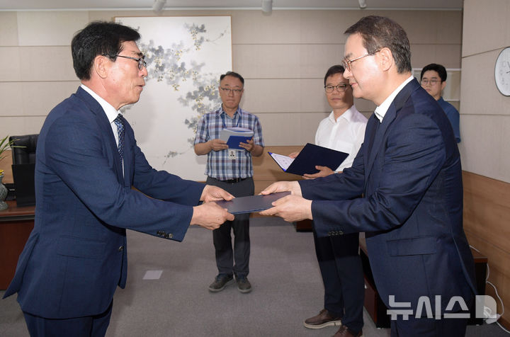 [광주=뉴시스] 송형길(사진 왼쪽) 광주인재평생교육진흥원장 임명. (사진=광주시청 제공). photo@newsis.com *재판매 및 DB 금지