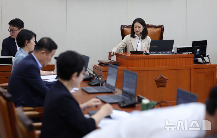 [서울=뉴시스] 김명년 기자 = 25일 서울 여의도 국회 기후위기특별위원회 배출권거래법 및 기후예산 심사 소위원회에서 김소희 위원장이 의사봉을 두드리고 있다. 2025.08.25. kmn@newsis.com