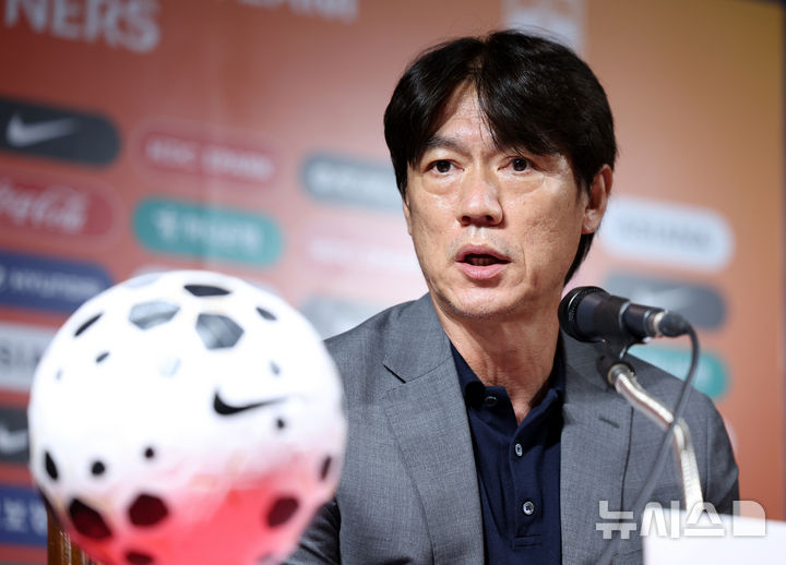 [서울=뉴시스] 김진아 기자 = 홍명보 축구대표팀 감독이 25일 서울 종로구 축구회관에서 2026 국제축구연맹(FIFA) 북중미 월드컵을 대비한 9월 A매치 명단을 발표를 하고 있다.&nbsp; 홍명보호는 내달 7일 오전 6시 미국 뉴저지주 해리슨의 스포츠일러스트레이티드 스타디움에서 미국을 상대한 뒤, 10일 오전 10시 미국 테네시주 내슈빌의 지오디스파크에서 멕시코와 격돌한다. 2025.08.25. bluesoda@newsis.com