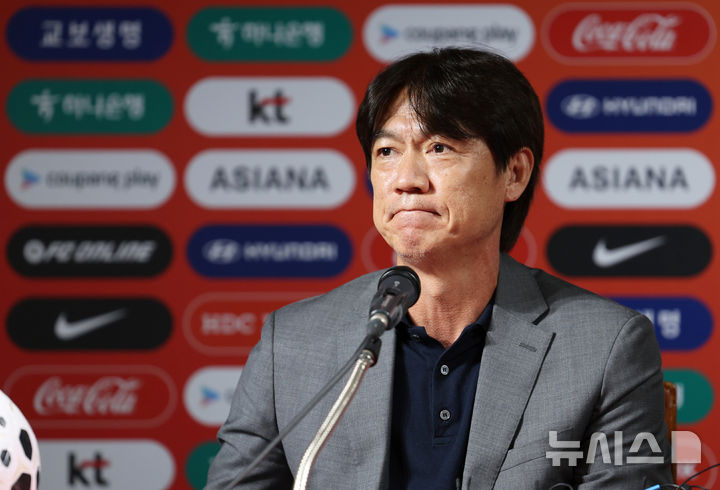 [서울=뉴시스] 김진아 기자 = 홍명보 축구대표팀 감독이 25일 서울 종로구 축구회관에서 2026 국제축구연맹(FIFA) 북중미 월드컵을 대비한 9월 A매치 명단을 발표를 마친 뒤 취재진의 질문에 답하고 있다.  홍명보호는 내달 7일 오전 6시 미국 뉴저지주 해리슨의 스포츠일러스트레이티드 스타디움에서 미국을 상대한 뒤, 10일 오전 10시 미국 테네시주 내슈빌의 지오디스파크에서 멕시코와 격돌한다. 2025.08.25. bluesoda@newsis.com
