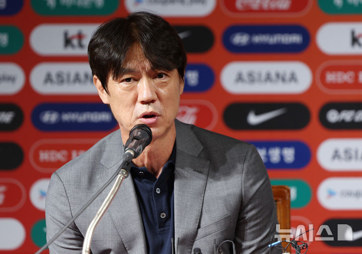 [서울=뉴시스] 김진아 기자 = 홍명보 축구대표팀 감독이 25일 서울 종로구 축구회관에서 2026 국제축구연맹(FIFA) 북중미 월드컵을 대비한 9월 A매치 명단을 발표를 마친 뒤 취재진의 질문에 답하고 있다. 홍명보호는 내달 7일 오전 6시 미국 뉴저지주 해리슨의 스포츠일러스트레이티드 스타디움에서 미국을 상대한 뒤, 10일 오전 10시 미국 테네시주 내슈빌의 지오디스파크에서 멕시코와 격돌한다. 2025.08.25. bluesoda@newsis.com