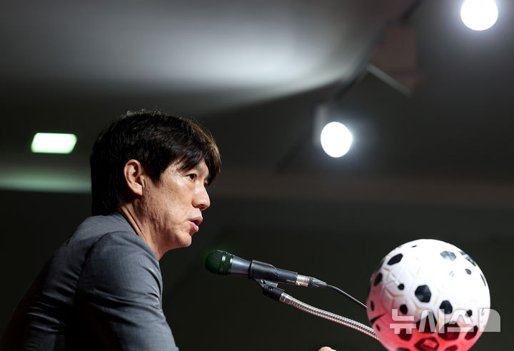 [서울=뉴시스] 김진아 기자 = 홍명보 축구대표팀 감독이 25일 서울 종로구 축구회관에서 2026 국제축구연맹(FIFA) 북중미 월드컵을 대비한 9월 A매치 명단을 발표를 하고 있다. 홍명보호는 내달 7일 오전 6시 미국 뉴저지주 해리슨의 스포츠일러스트레이티드 스타디움에서 미국을 상대한 뒤, 10일 오전 10시 미국 테네시주 내슈빌의 지오디스파크에서 멕시코와 격돌한다. 2025.08.25. bluesoda@newsis.com