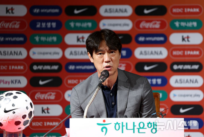 [서울=뉴시스] 김진아 기자 = 홍명보 축구대표팀 감독이 25일 서울 종로구 축구회관에서 2026 국제축구연맹(FIFA) 북중미 월드컵을 대비한 9월 A매치 명단을 발표를 하고 있다. 홍명보호는 내달 7일 오전 6시 미국 뉴저지주 해리슨의 스포츠일러스트레이티드 스타디움에서 미국을 상대한 뒤, 10일 오전 10시 미국 테네시주 내슈빌의 지오디스파크에서 멕시코와 격돌한다. 2025.08.25. bluesoda@newsis.com